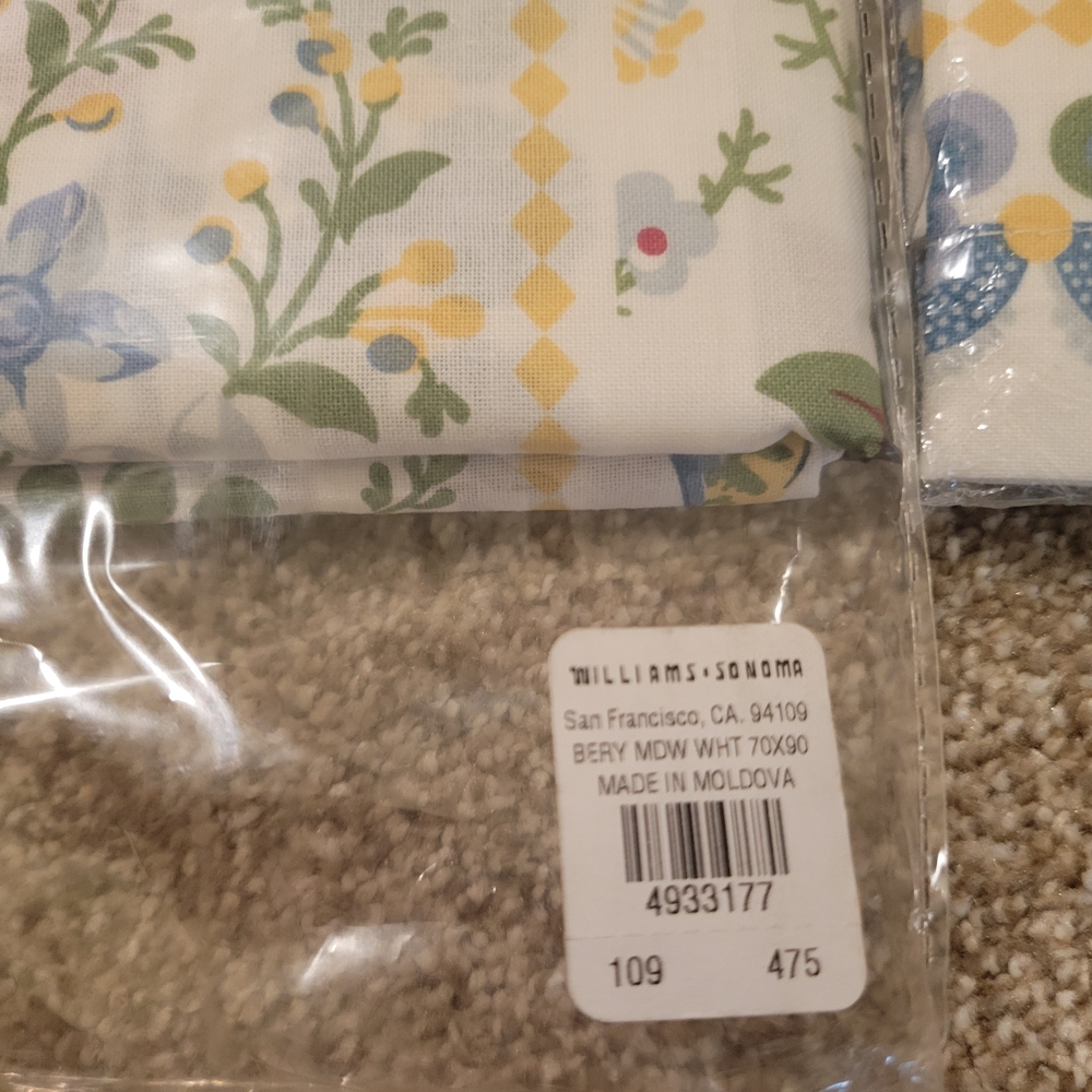 Williams Sonoma Berry Meadow Pattern Tablecloth and Napkins - Picture 2 of 2